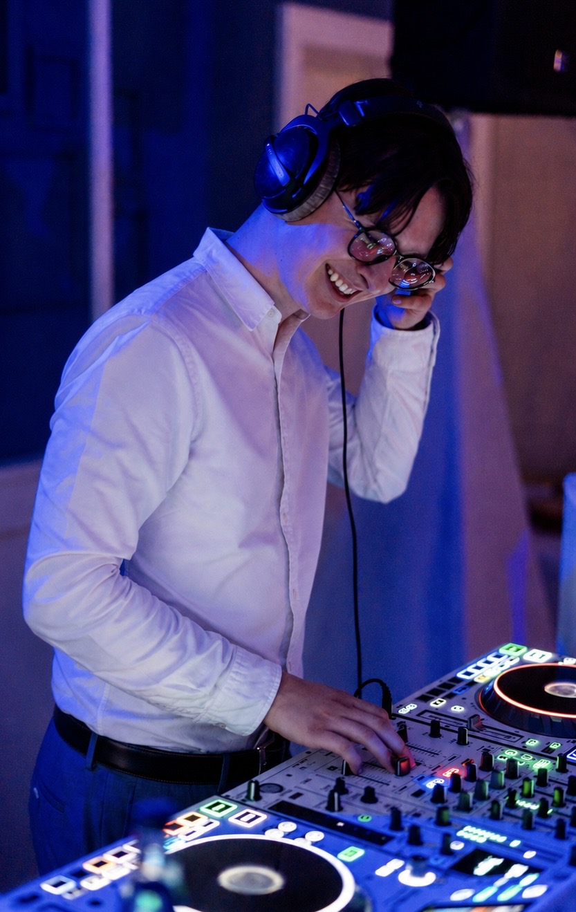 DJ Julik an den Decks auf einer Hochzeit