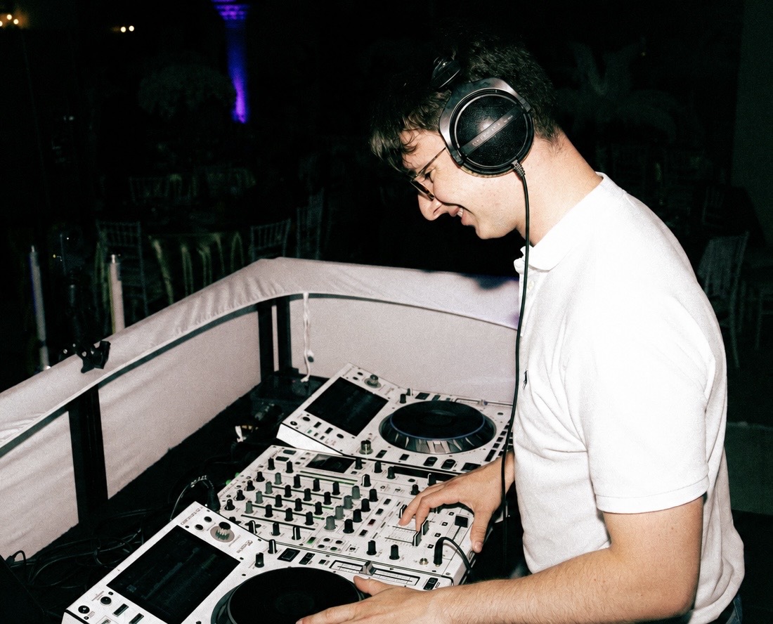 DJ Julian an den Decks